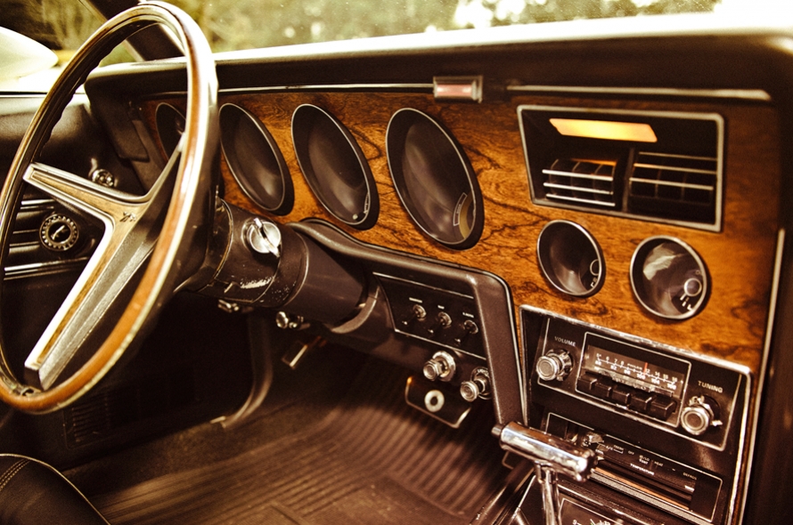 Véu, grinalda e um Mercury Cougar