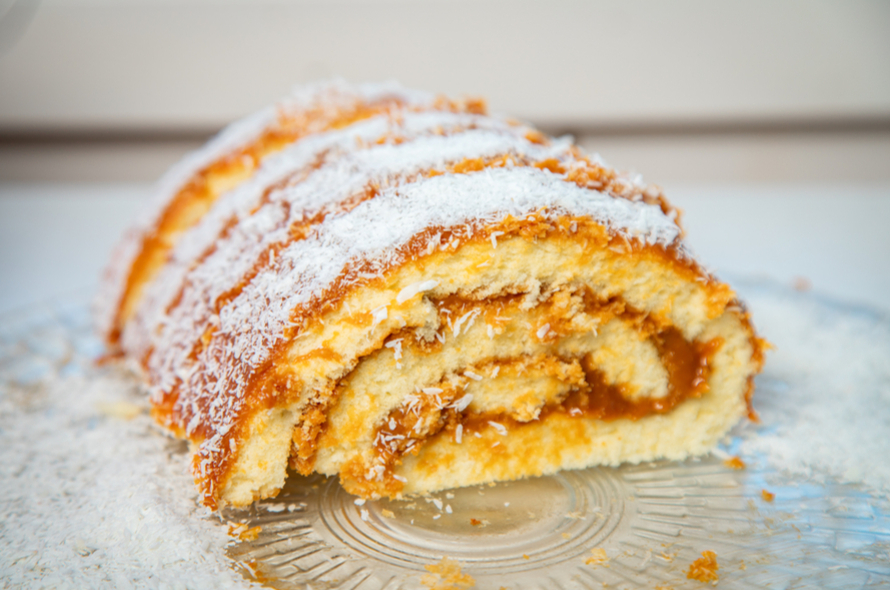 Rocambole de doce de leite com coco