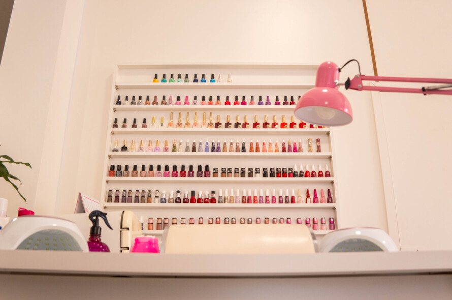 Entre tesouras, escovas e cores