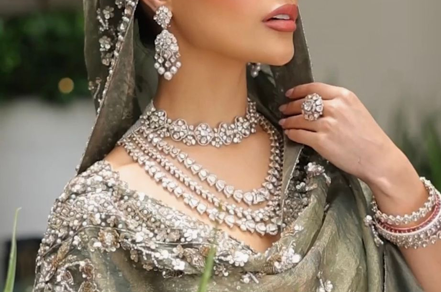 Cidade ultramoderna no meio do deserto