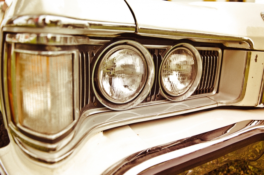 Véu, grinalda e um Mercury Cougar