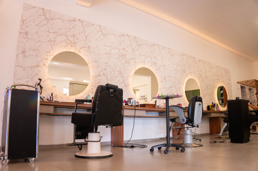 Entre tesouras, escovas e cores