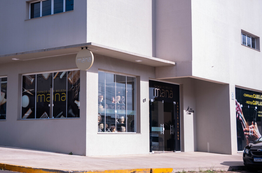 Entre tesouras, escovas e cores