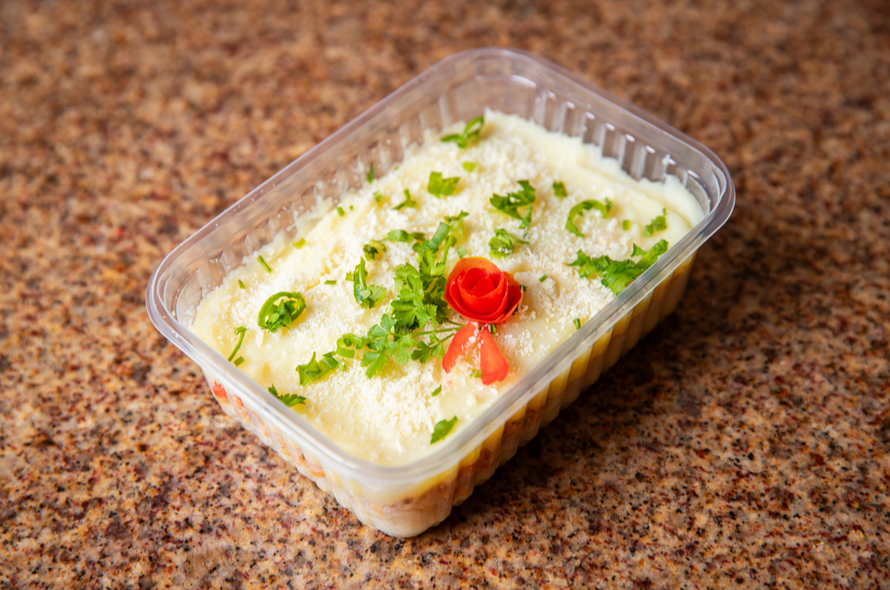 Camadas de sabor: frango e batata com um toque especial