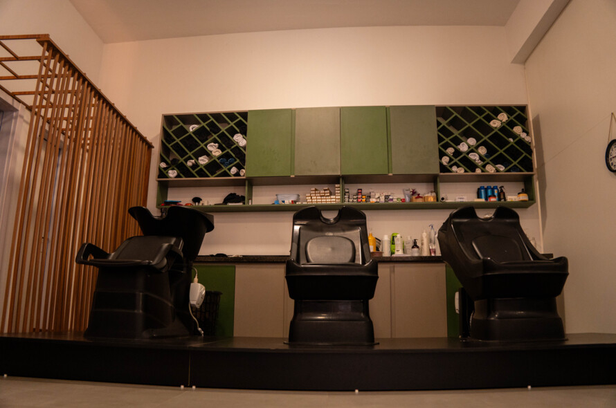 Entre tesouras, escovas e cores