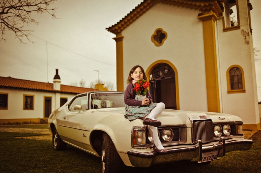 Véu, grinalda e um Mercury Cougar