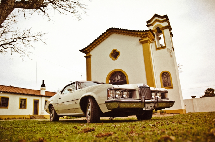 Véu, grinalda e um Mercury Cougar